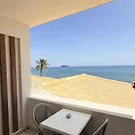Crystal فندق